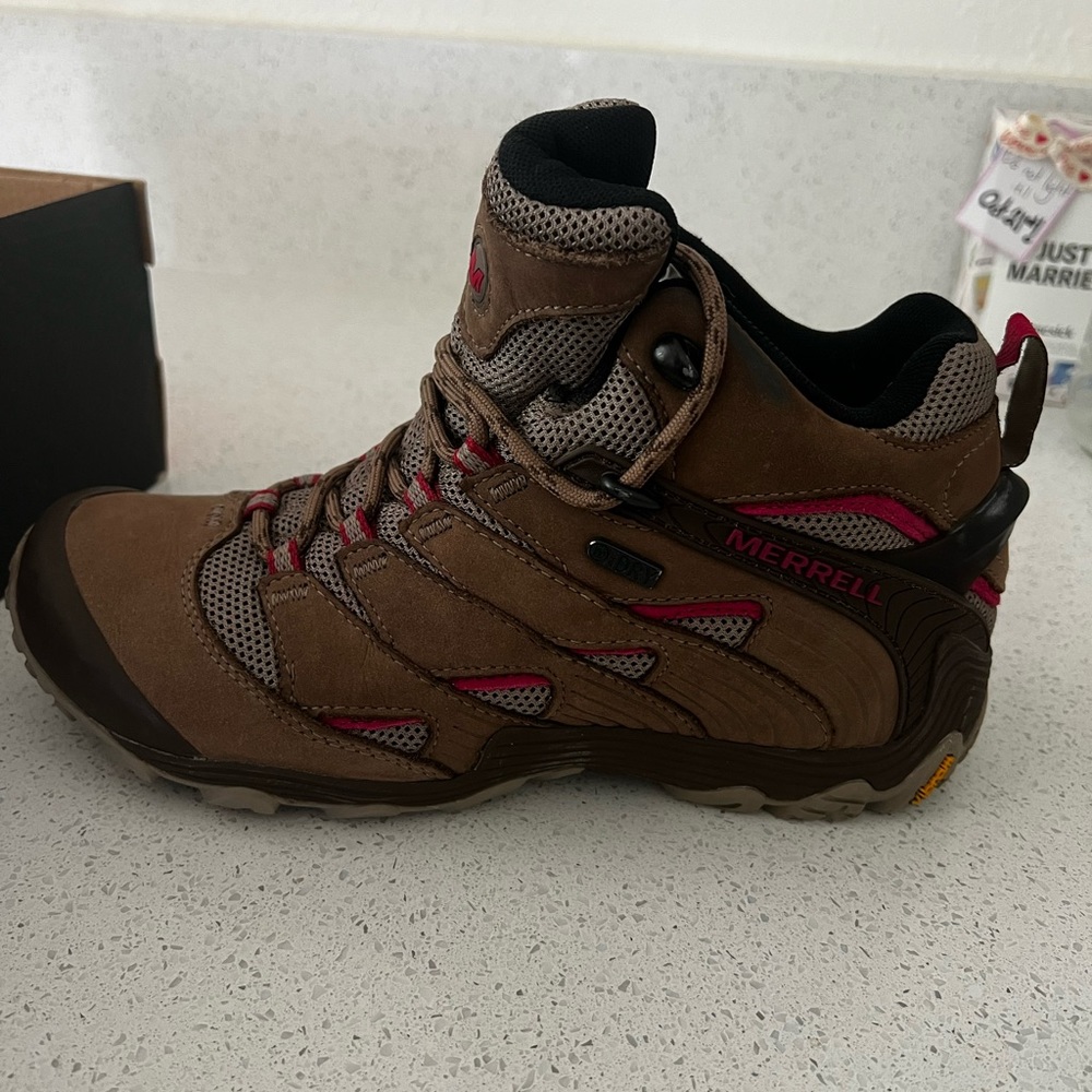✨ NEVER WORN | Merrell Women's Chameleon 7 Mid Waterproof. Size 8.5